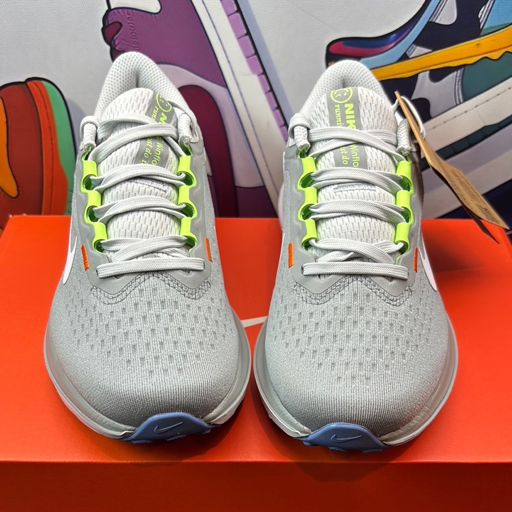 Nike Women Air Winflo 10”Light Smoke Grey Polar”